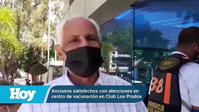 Ancianos satisfechos con atenciones en centro de vacunación en Club Los Prados