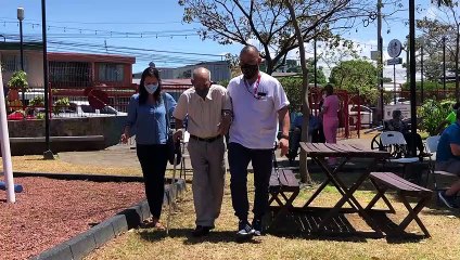 Otilio Miranda se aplica la  vacuna contra el covid-19