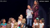 Idina Menzel chama criança no palco para cantar 