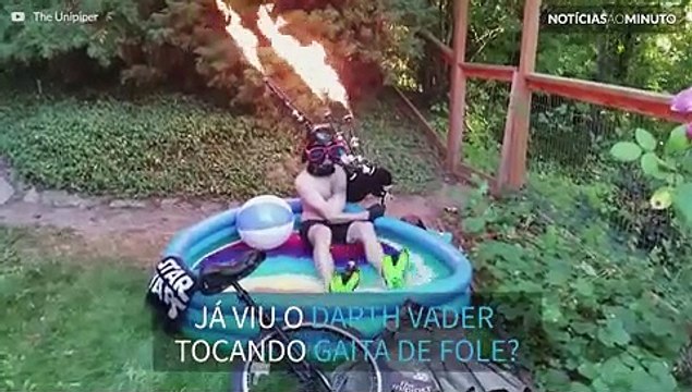 Darth Vader toca gaita de fole dentro de piscina infantil