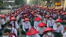شاهد: المجموعة العسكرية في ميانمار تكثف حملة القمع ضد المتظاهرين المطالبين بالديمقراطية