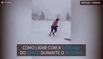 Jovem surfa na neve com traje de banho