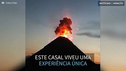Mochileiros acampam embaixo de vulcão em erupção na Guatemala