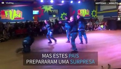 Pais se unem e fazem dança hilária em escola