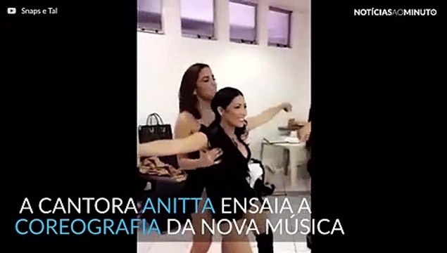 Anitta ensina coreografia da nova musica com Simone e Simaria