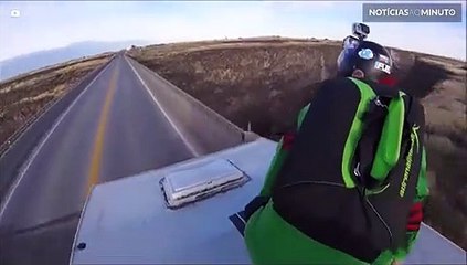 Pulo de Base Jumping em movimento dá errado