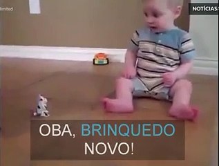 Bebê leva grande susto  com novo brinquedo