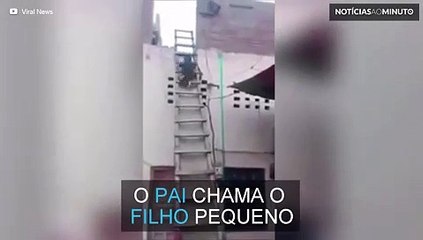 Menino desce escada no Paquistão em segundos