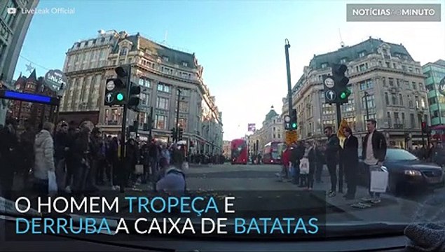 Jovem leva tombo, derruba caixa de batatas e é ajudado por pedestres