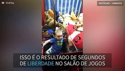 Bebê invade máquina de pegar bichinhos