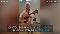 Senhora de 90 anos canta sobre o envelhecimento em aniversário