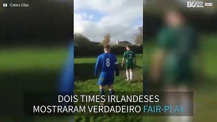 Times de futebol se unem para empurrar ambulância atolada
