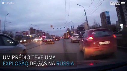 Destroços de prédio caem em estrada após explosão de gás