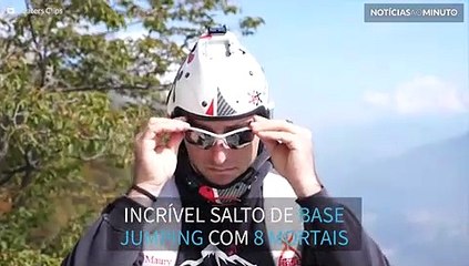 Salto de BASE jumping com 8 mortais