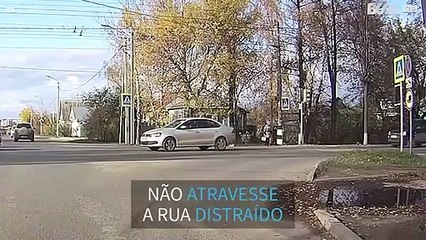 Após ser brutalmente atropelada, mulher levanta e anda normalmente
