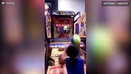 Criança arrasa em máquina de jogo de basquete