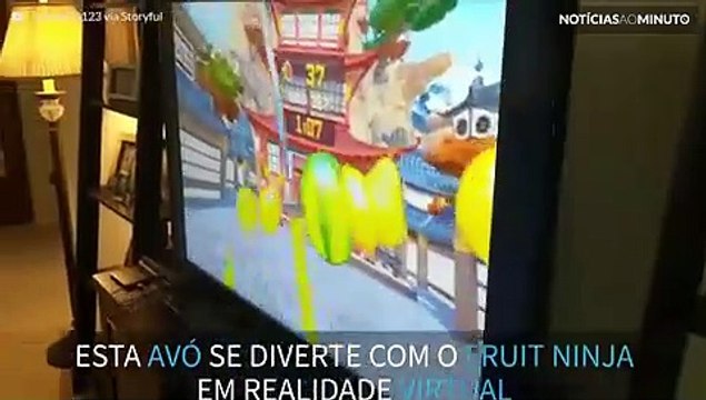 Avós jogam fruit ninja em realidade virtual