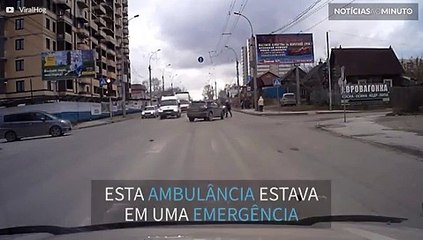 Acidente: Ambulância é derrubada por carro em alta velocidade