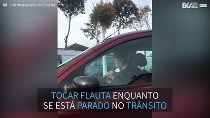 Homem toca flauta para aguentar stress do trânsito