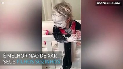 Crianças acham um pote de pomada a maior bagunça