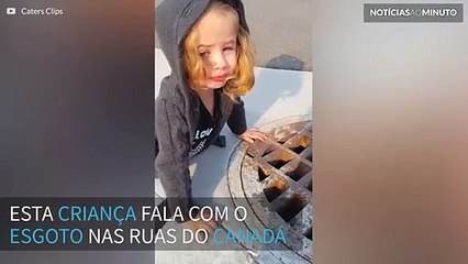 Menina de dois anos conversa com o esgoto