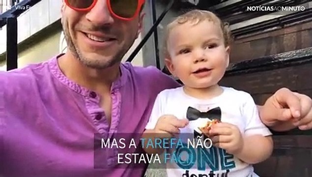 Pai tenta ensinar filho bebê a dizer as vogais