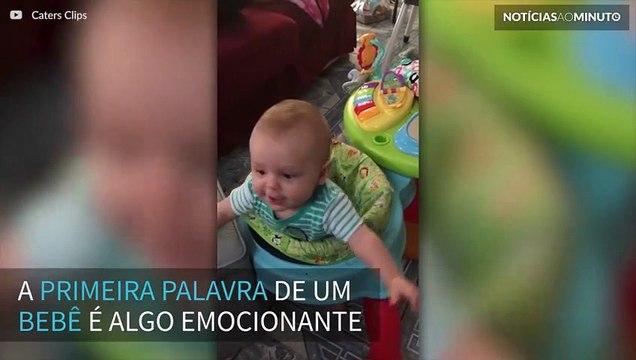 Bebê fala as primeiras palavras: chama o cão de ‘mamãe’