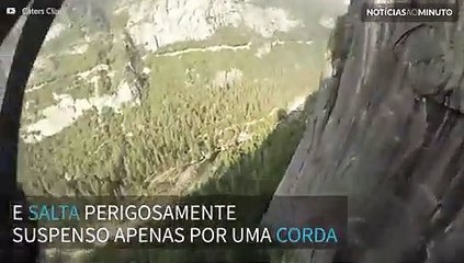 Homem faz salto assustador de penhasco