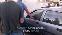 Fã de automóveis incendeia o próprio carro