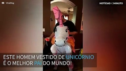 Este homem vestido de unicórnio é o melhor pai do mundo!
