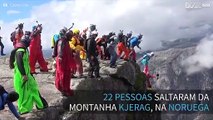 Mais de 20 base jumpers saltam de uma cascata na Noruega