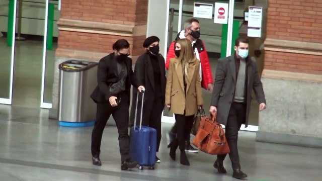 Los 'triunfitos' no dejan solos a los padres de Álex y acuden a su casa