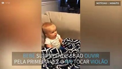 Bebê fica impressionado com o seu pai tocando violão
