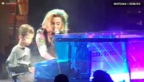 Lady Gaga emociona ao cantar para fã com doença rara