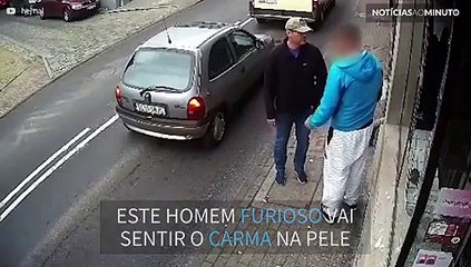 Homem quebra vitrine e recebe uma dose de carma