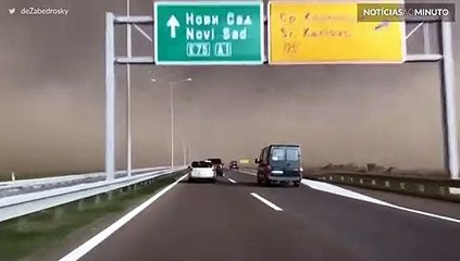 Tempestade de areia invade estrada na Sérvia