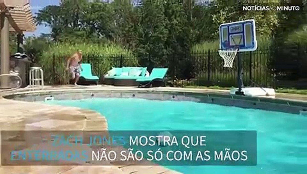 Uma enterrada impressionante… com o pé!