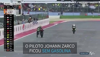 Piloto fica sem gasolina e corre empurrando moto até a linha de chegada