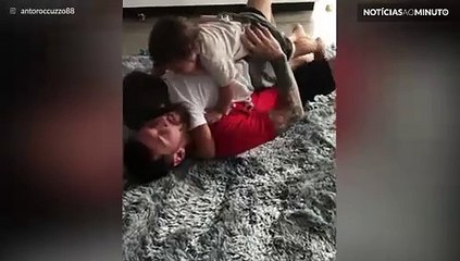 Lionel Messi deita e rola com os filhos no chão