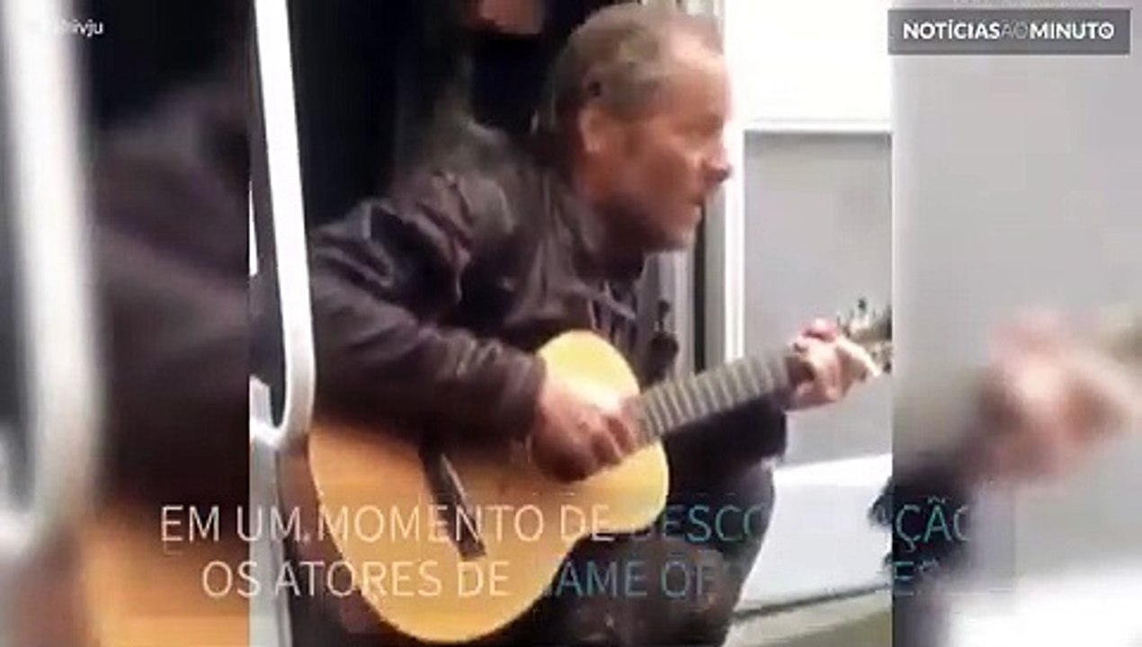 Estrelas de Game of Thrones cantam nos bastidores