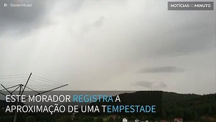 Raio cai ao lado de homem em terraço