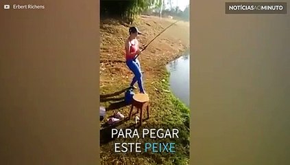 Este peixe não quer sair da água!
