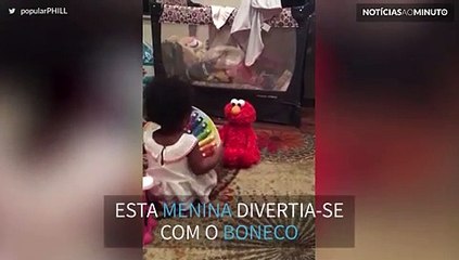 Menina se assusta com Elmo falante
