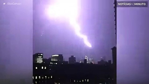 Raio atinge arranha-céu em Nova Iorque