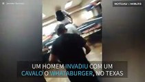 Homem invade restaurante no Texas montado a cavalo