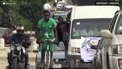 Nigeriano bate recorde ao pedalar mais de 100 km equilibrando bola na cabeça