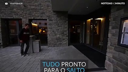 Veja grande tombo de homem que se joga contra parede