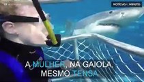 Mulher tira selfie com tubarão em imagem impressionante