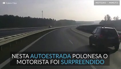 Camionete em movimento perde reboque em estrada