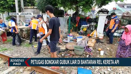 Gubuk Liar di Pinggiran Rel Kereta Api Dibongkar, Para Penghuni Pasrah